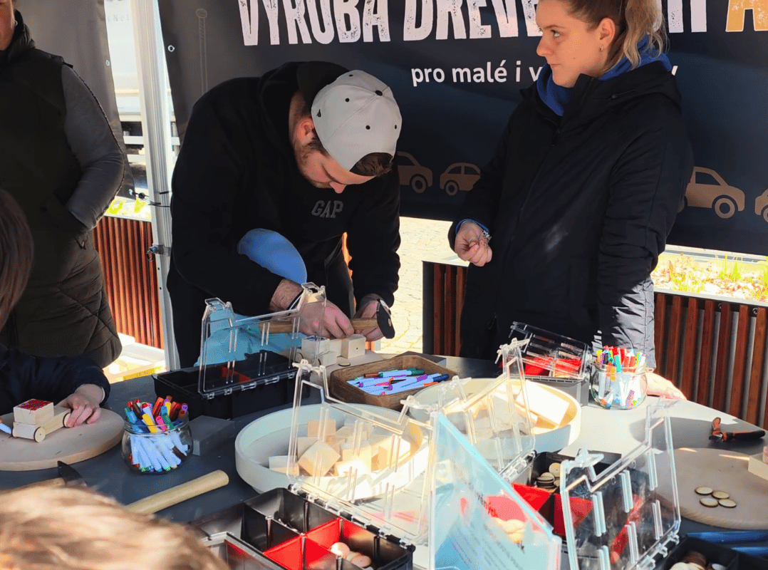 Výroba dřevěných autíček